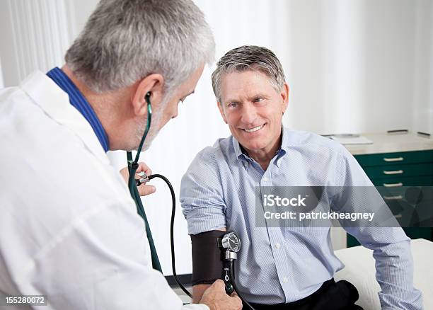 Lekarz Sprawdzać Pacjenta - zdjęcia stockowe i więcej obrazów Lekarz - Lekarz, Miernik ciśnienia krwi, Mężczyźni
