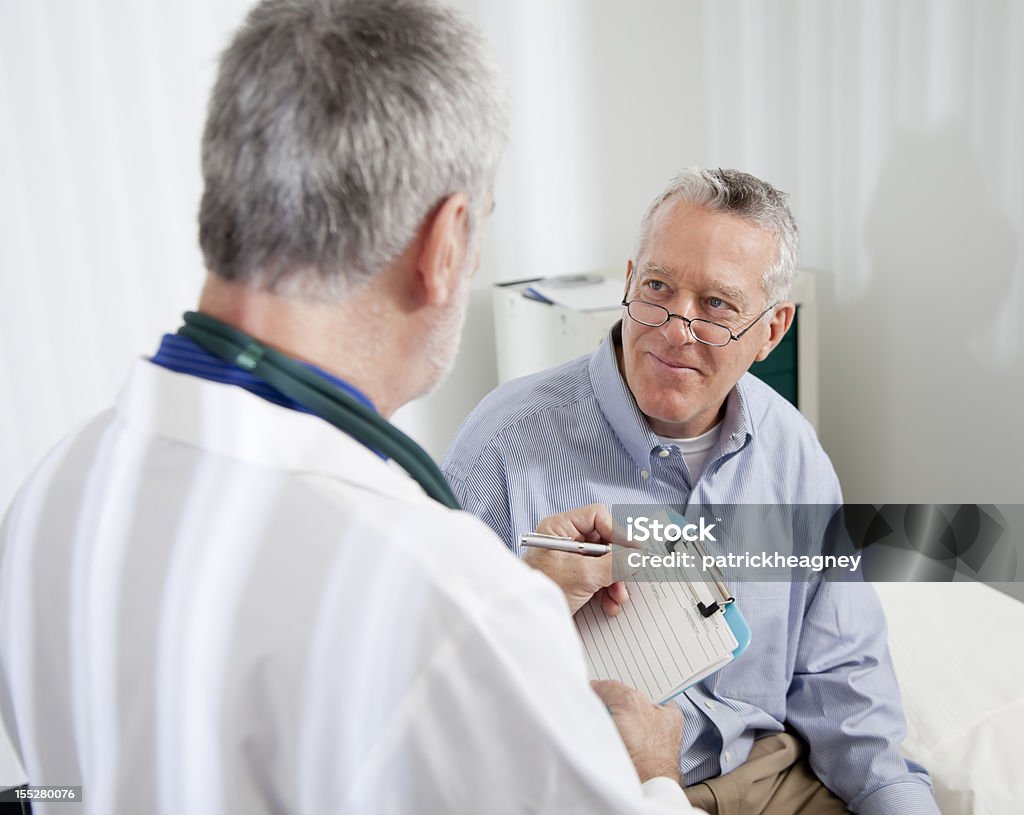 Medico parlando con paziente - Foto stock royalty-free di 60-69 anni