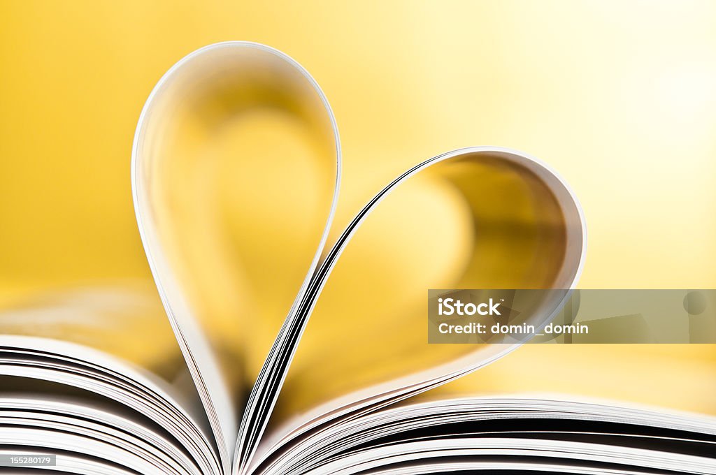 Amore per la lettura di libri, pagine piegate a forma di cuore - Foto stock royalty-free di Rivista - Pubblicazione