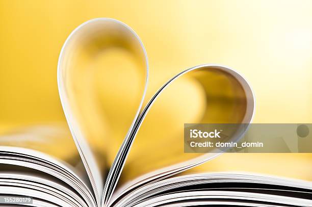 Amore Per La Lettura Di Libri Pagine Piegate A Forma Di Cuore - Fotografie stock e altre immagini di Rivista - Pubblicazione