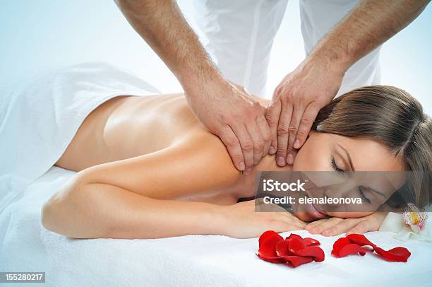 Massaggio - Fotografie stock e altre immagini di Adulto - Adulto, Asciugamano, Beautiful Woman