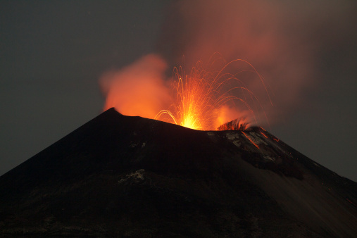 Erupción del volcán de Krakatoa, de noviembre de 2011 photo