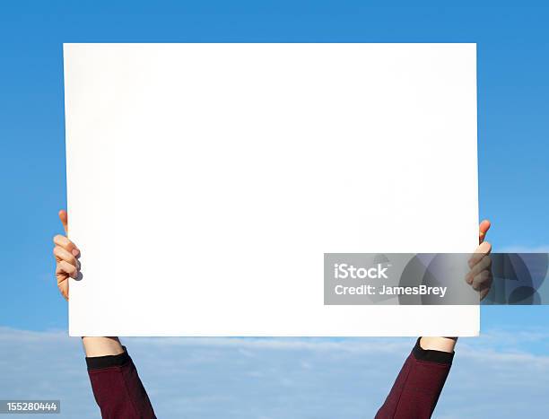 Manos Sosteniendo En Blanco Blanco Signo En Sky Foto de stock y más banco de imágenes de Manifestación - Manifestación, Mano humana, Póster