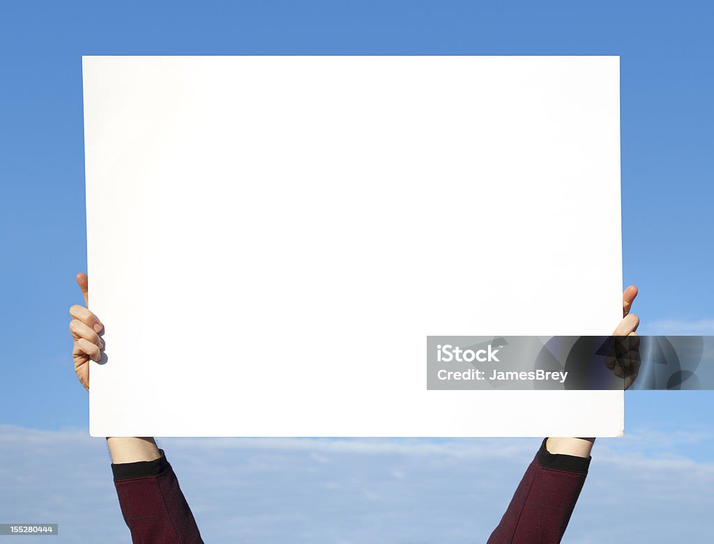 Mãos segurando a placa branca em branco em céu - Foto de stock de Protesto royalty-free