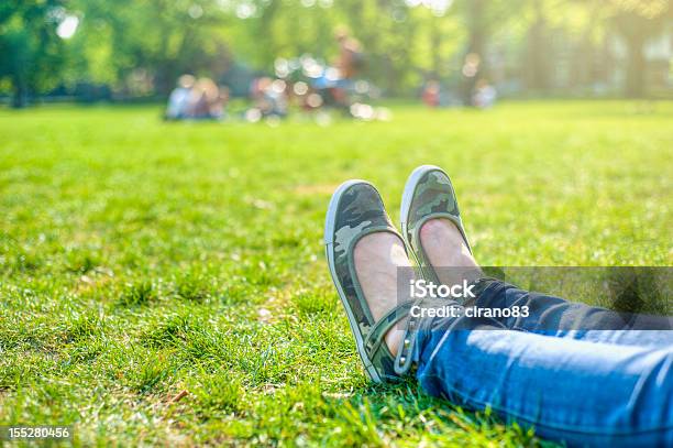 Foto de Mulher Relaxando Em Um Parque Na Grama De Primavera Holanda e mais fotos de stock de Amsterdã