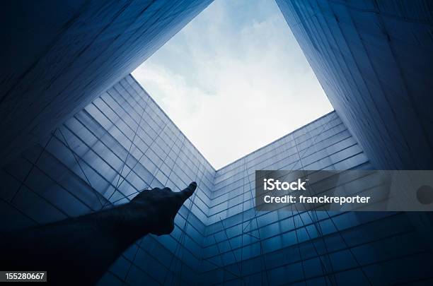 Simétrico Arquitectura Contemporánea Con Dedo Apuntando Foto de stock y más banco de imágenes de Alto - Descripción física