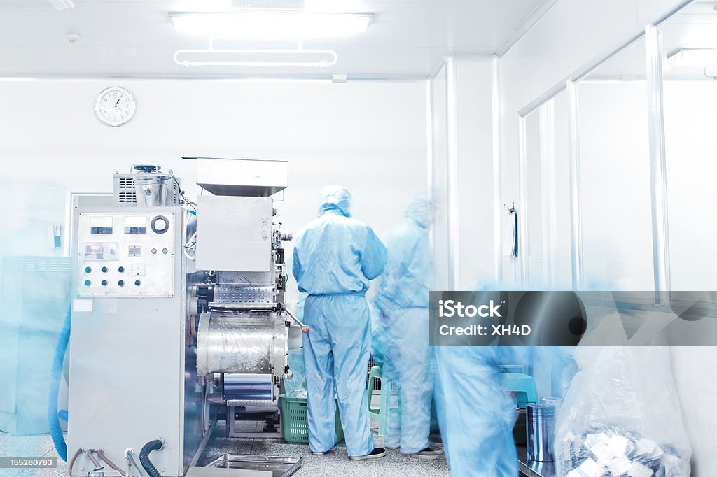 Fábrica Farmacêutica equipamentos trabalhando em sala limpa - Foto de stock de Técnico royalty-free
