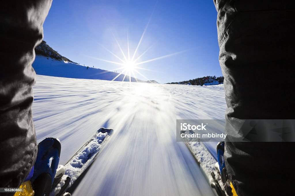 Ladeira esqui nas encostas de esqui alpino - Foto de stock de 30 Anos royalty-free