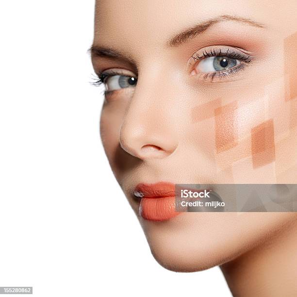Menina Mostrando As Diferenças De Pó Facial - Fotografias de stock e mais imagens de Base de Maquilhagem - Base de Maquilhagem, Face Humana, Beleza