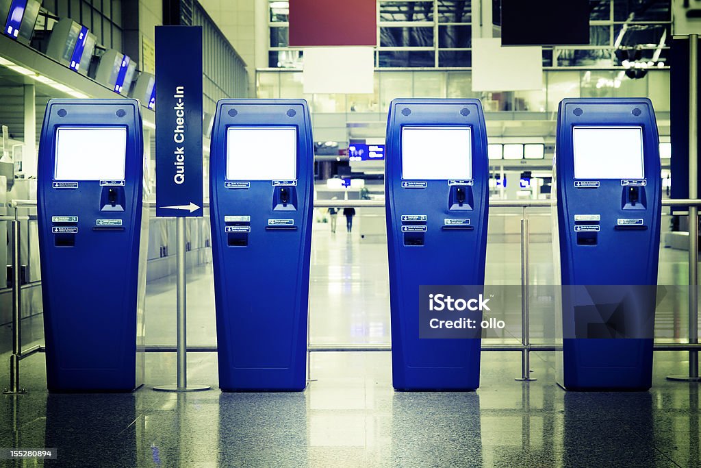 Contadores rápido Check-In en el aeropuerto - Foto de stock de Facturación de auto servicio en el aeropuerto libre de derechos