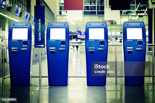 Contadores Rápido Checkin En El Aeropuerto Foto de stock y más banco de imágenes de Facturación de auto servicio en el aeropuerto - Facturación de auto servicio en el aeropuerto, Área de embarque, Aeropuerto