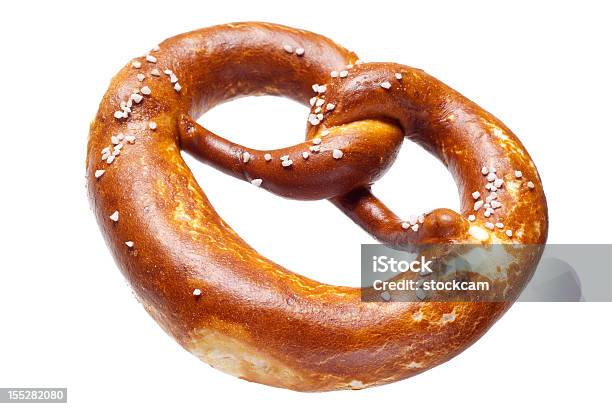 Photo libre de droit de Allemand Pain Bretzel Sur Fond Blanc banque d'images et plus d'images libres de droit de Bretzel - Bretzel, Objet ou sujet détouré, Sel - Condiment