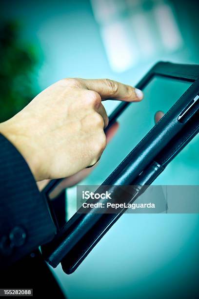 Foto de Tecnologia Mão Do Homem Usando Um Tablet e mais fotos de stock de Adulto - Adulto, Azul, Brincalhão