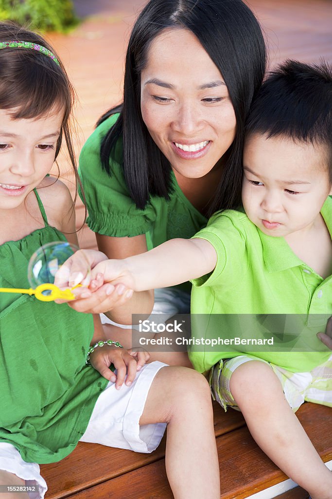 Famille jouant avec des bulles - Photo de 2-3 ans libre de droits