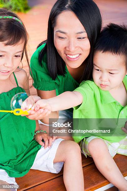 Photo libre de droit de Famille Jouant Avec Des Bulles banque d'images et plus d'images libres de droit de 2-3 ans - 2-3 ans, 25-29 ans, 30-34 ans