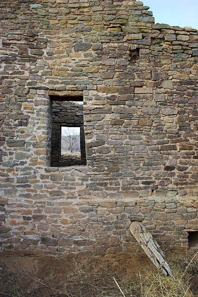 monumento nacional das ruínas dos astecas - window brick wall north american tribal culture building exterior imagens e fotografias de stock