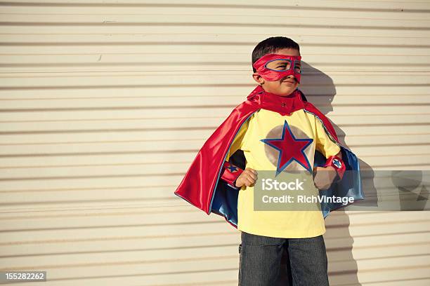 Super Niños Foto de stock y más banco de imágenes de Superhéroe - Superhéroe, Flexionar los músculos, 4-5 años
