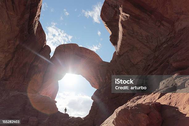 Hembra Escalador Contra El Cielo Azul En El Parque Nacional De Los Arcos Foto de stock y más banco de imágenes de Desierto