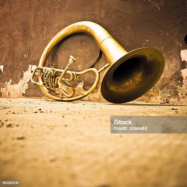 Trumpet Elicon W Stary Pokój - zdjęcia stockowe i więcej obrazów Bez ludzi - Bez ludzi, Brudny, Błyszczący
