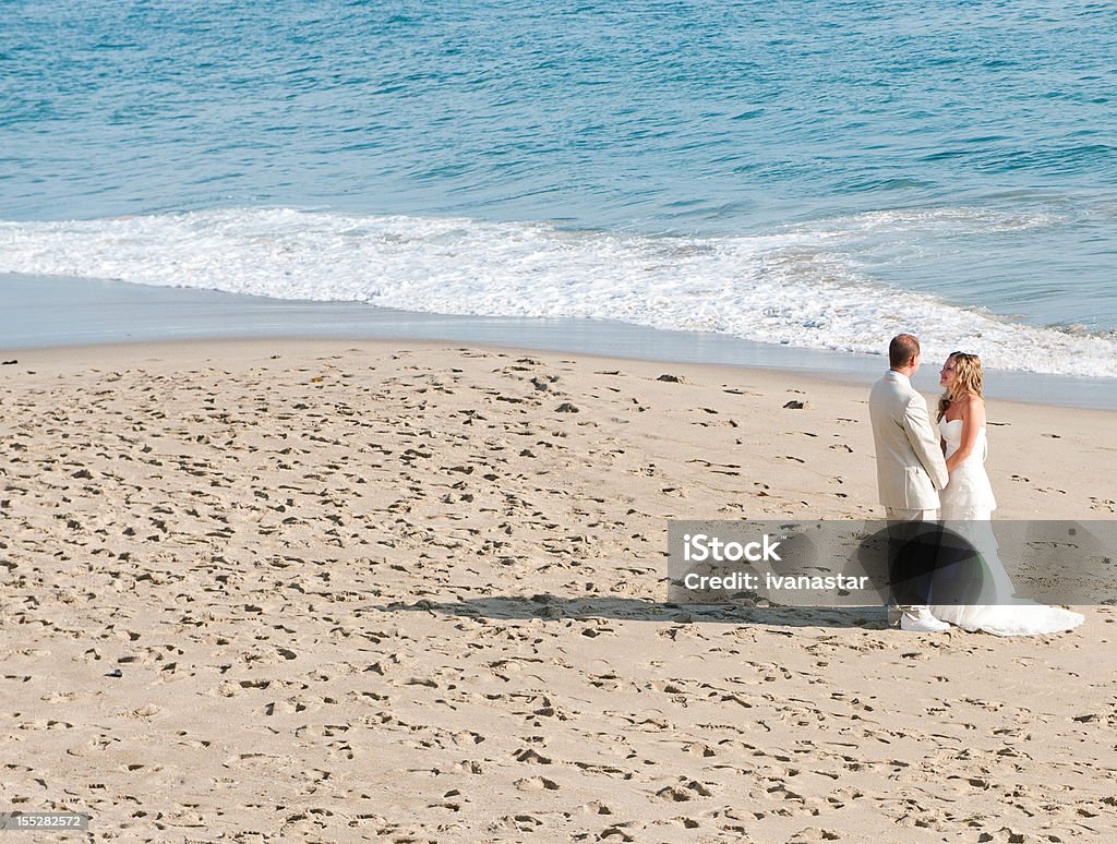 Novia y el novio en la playa - Foto de stock de 30-39 años libre de derechos