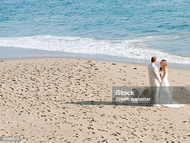 Panna Młoda I Pana Młodego Na Plaży - zdjęcia stockowe i więcej obrazów 30-39 lat - 30-39 lat, Całować, Ceremonia ślubu