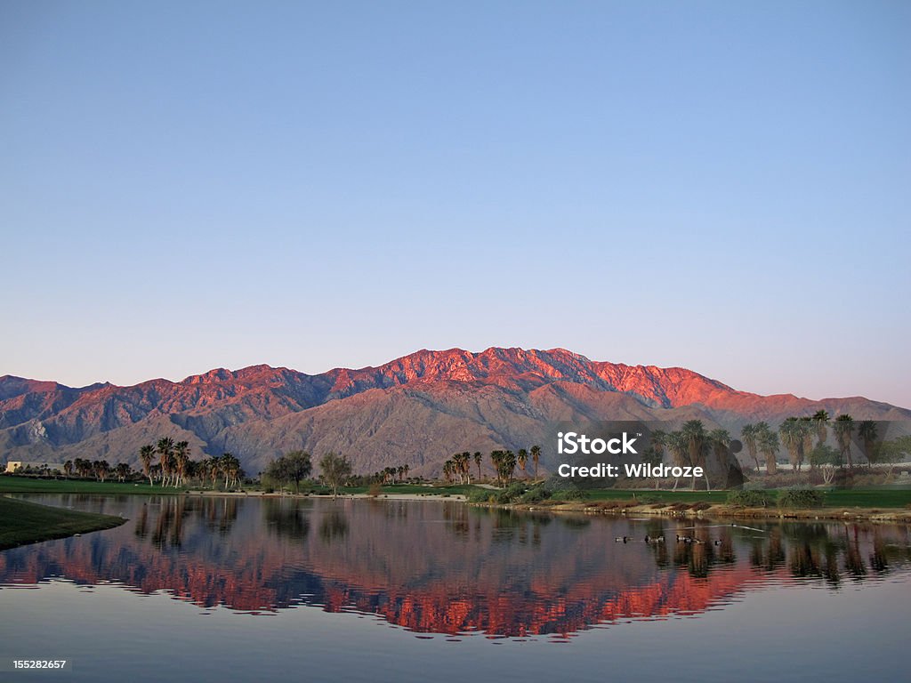 Гольф-поле на рассвете с восход Горы kissed - Стоковые фото Палм-Спрингс - Калифорния роялти-фри