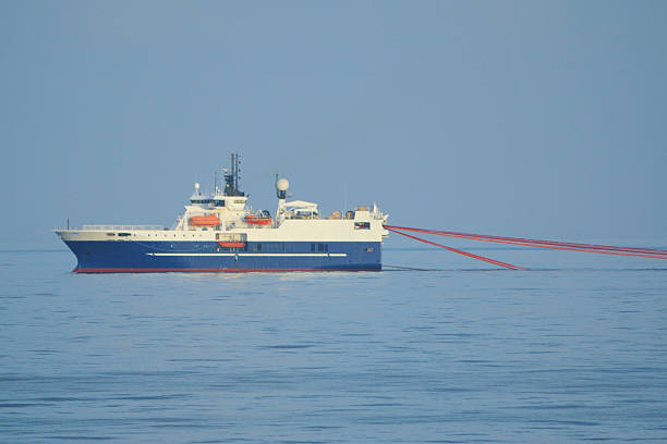 die seismische umfrage schiff mit luftschlangen - steel cable stock-fotos und bilder