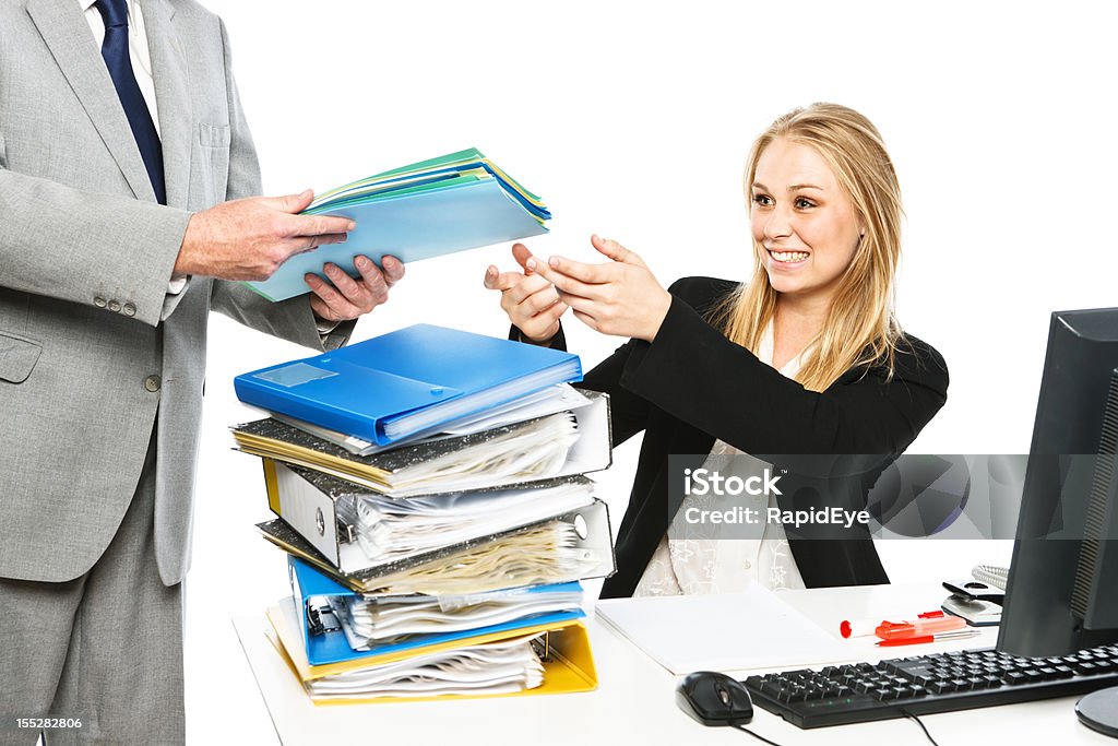 Trabajar demasiado pero sonriendo empresaria acepta incluso más trabajo de refuerzo - Foto de stock de Archivo libre de derechos