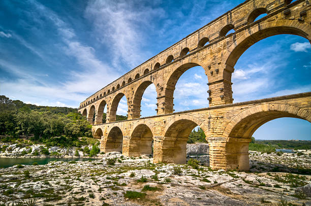 ponte gard, provence, frança - aqueduct languedoc rousillon ancient rome stability imagens e fotografias de stock