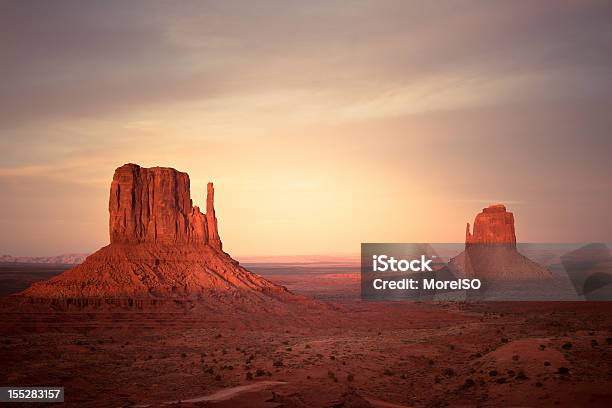 Photo libre de droit de Monument Valley Mesa Paysage De Louest Sauvage banque d'images et plus d'images libres de droit de Arizona - Arizona, Ciel, Ciel menaçant