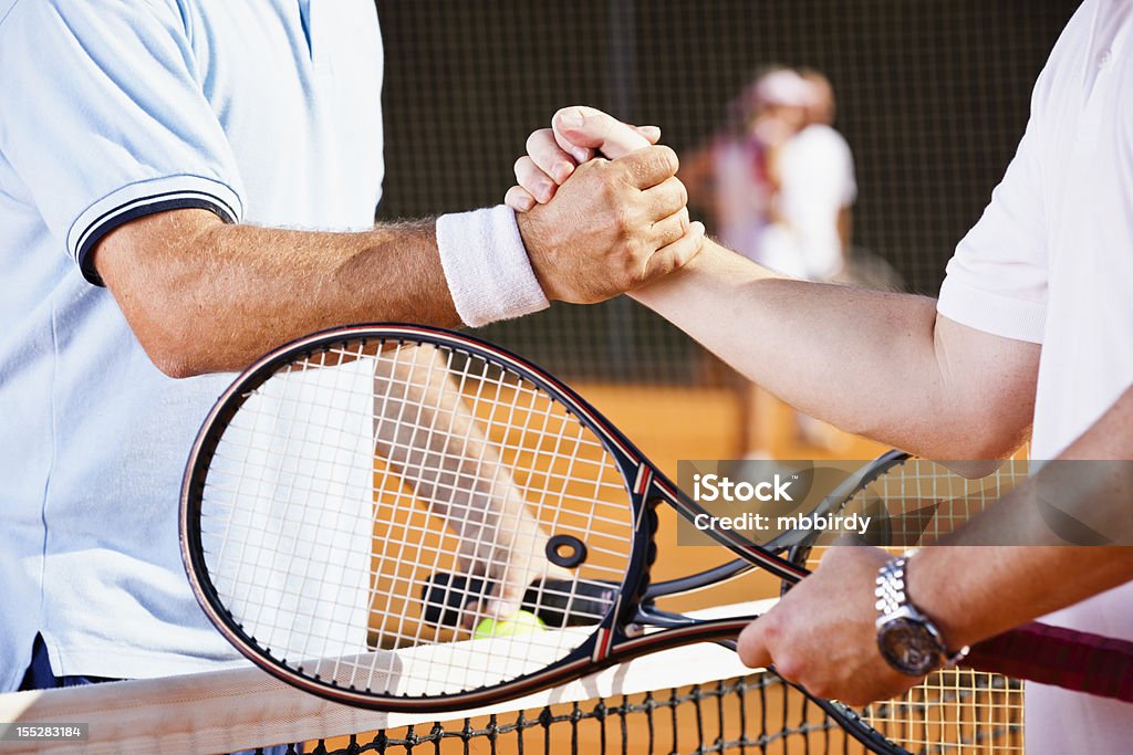 Jugadores de tenis estrechándose las manos después de partido - Foto de stock de Tenis libre de derechos