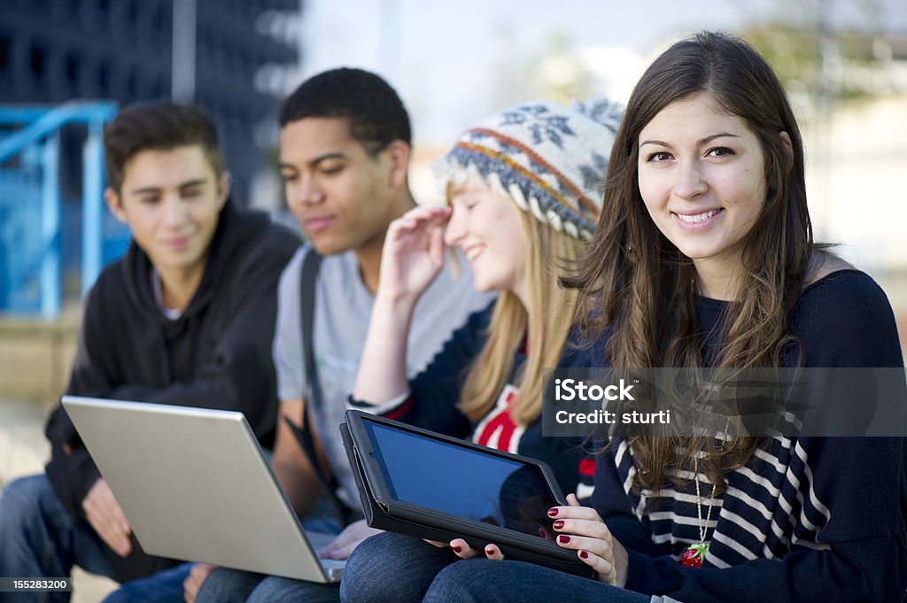Glückliche Schüler mit digitalen tablet - Lizenzfrei Afrikanischer Abstammung Stock-Foto