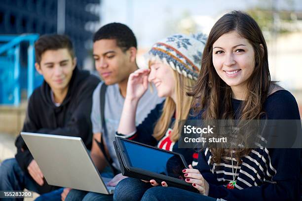 행복함 학생 디지털 태블릿 4 명에 대한 스톡 사진 및 기타 이미지 - 4 명, 공부, 교육