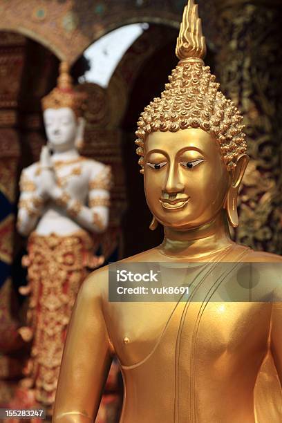 Budas De Ouro Na Frente Do Templo Wat Lok Molee - Fotografias de stock e mais imagens de Adulto - Adulto, Amor, Ao Ar Livre