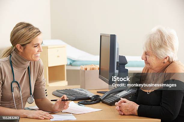 Foto de Médico Sênior Mulher Visitar e mais fotos de stock de Médico Geral - Médico Geral, Reino Unido, Doutor