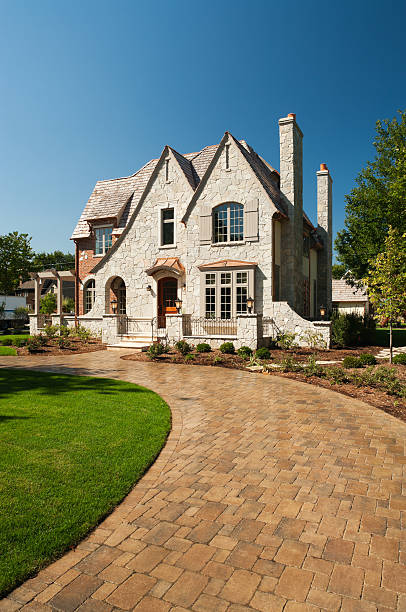 suburban mansão com paver entrada. - house residential structure building exterior stone - fotografias e filmes do acervo