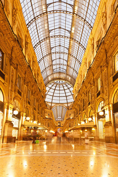 galleria vittorio emanuele milan, italia, centro comercial de lujo - shopping milan italy retail shopping mall fotografías e imágenes de stock
