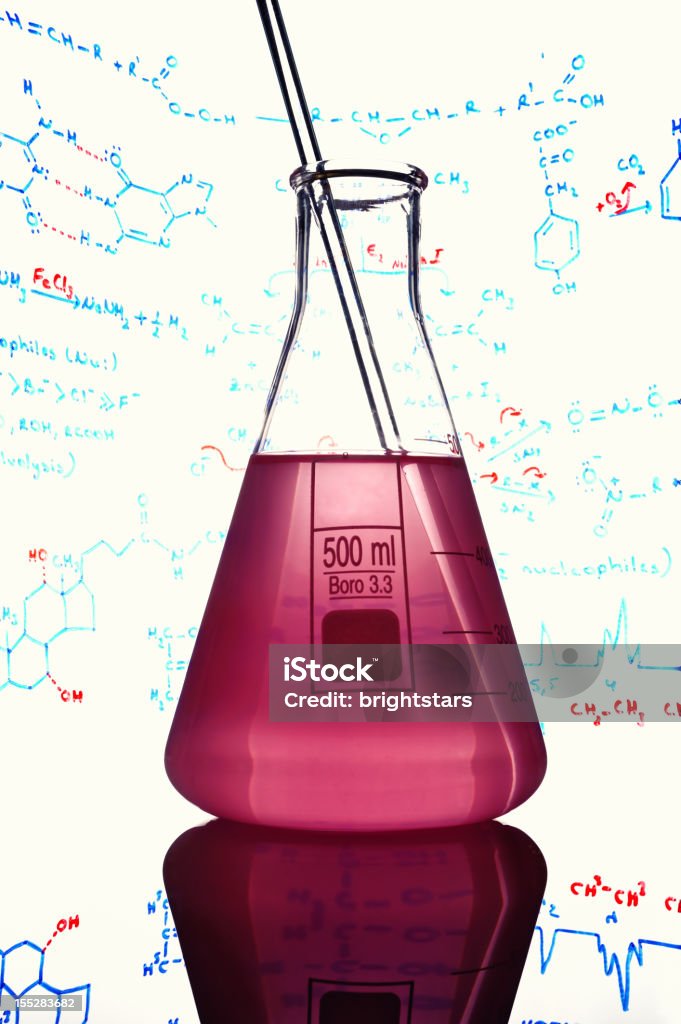 Matraz de química fórmulas rodeado de - Foto de stock de Ciencia libre de derechos