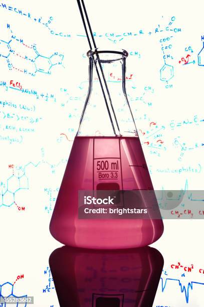 Matraz De Química Fórmulas Rodeado De Foto de stock y más banco de imágenes de Ciencia - Ciencia, Clase de quimica, Color - Tipo de imagen