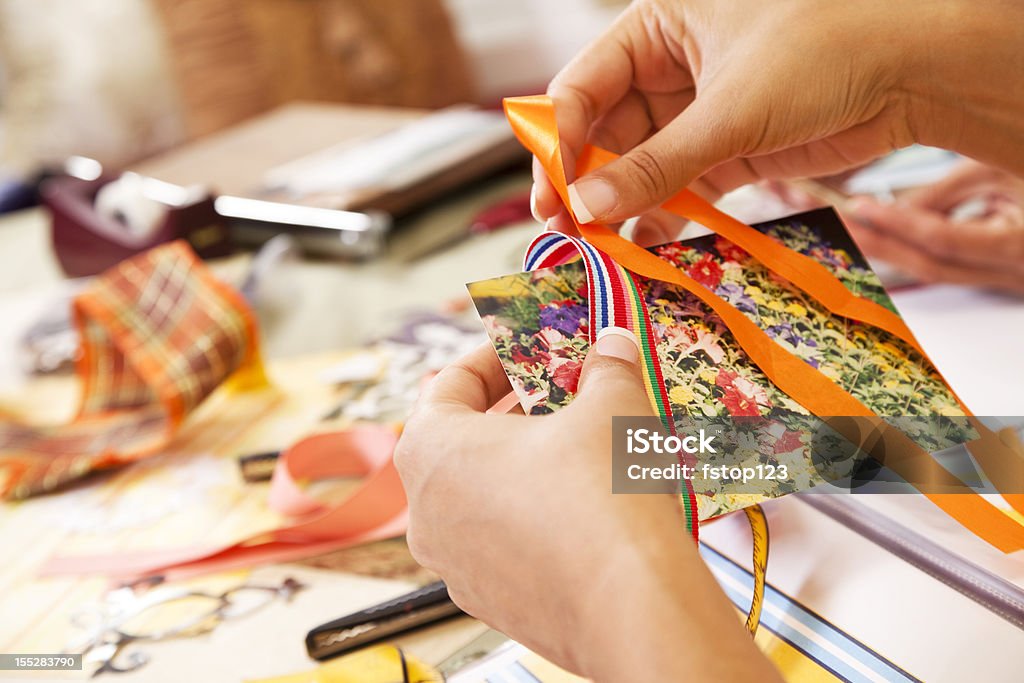 Frau scrapbooking, Kunsthandwerk. Bänder für Paspel an Foto. - Lizenzfrei Sammelalbum Stock-Foto