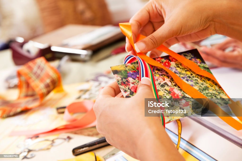 Mulher de scrapbook, artesanato. Tiras de acabamento em fotografia. - Foto de stock de Livro de Recortes royalty-free