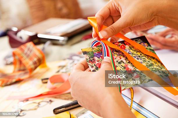 Foto de Mulher De Scrapbook Artesanato Tiras De Acabamento Em Fotografia e mais fotos de stock de Livro de Recortes