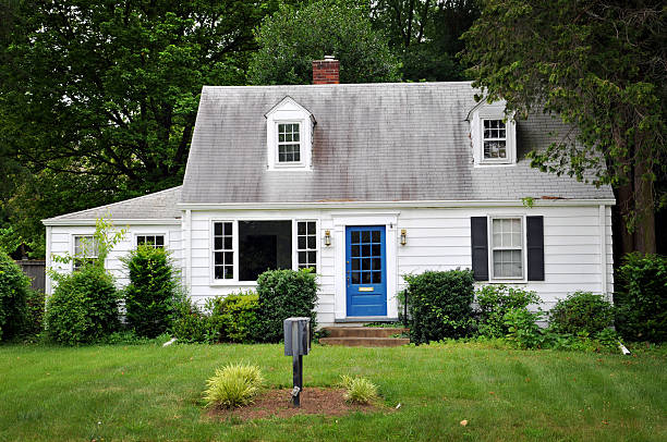 la casa blanca con puerta de color azul - old house fotografías e imágenes de stock
