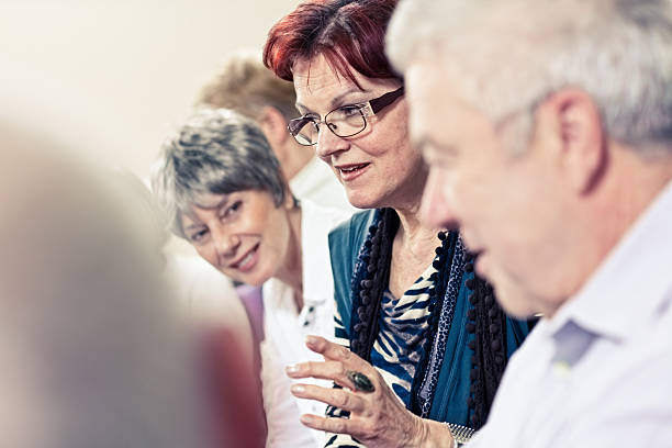 assistente sociale nella community centre - senior adult group therapy social gathering community center foto e immagini stock