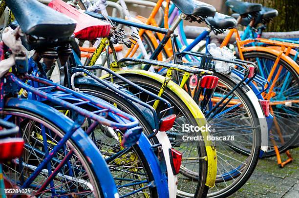 Foto de Bicicletas Em Amsterdam e mais fotos de stock de Bicicletário - Prateleira - Bicicletário - Prateleira, Bicicleta, Ciclismo