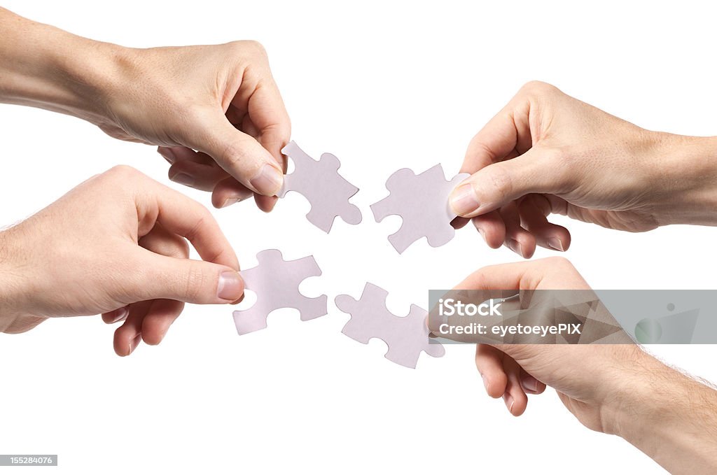 Vier Leute halten Puzzle - Lizenzfrei Festhalten Stock-Foto