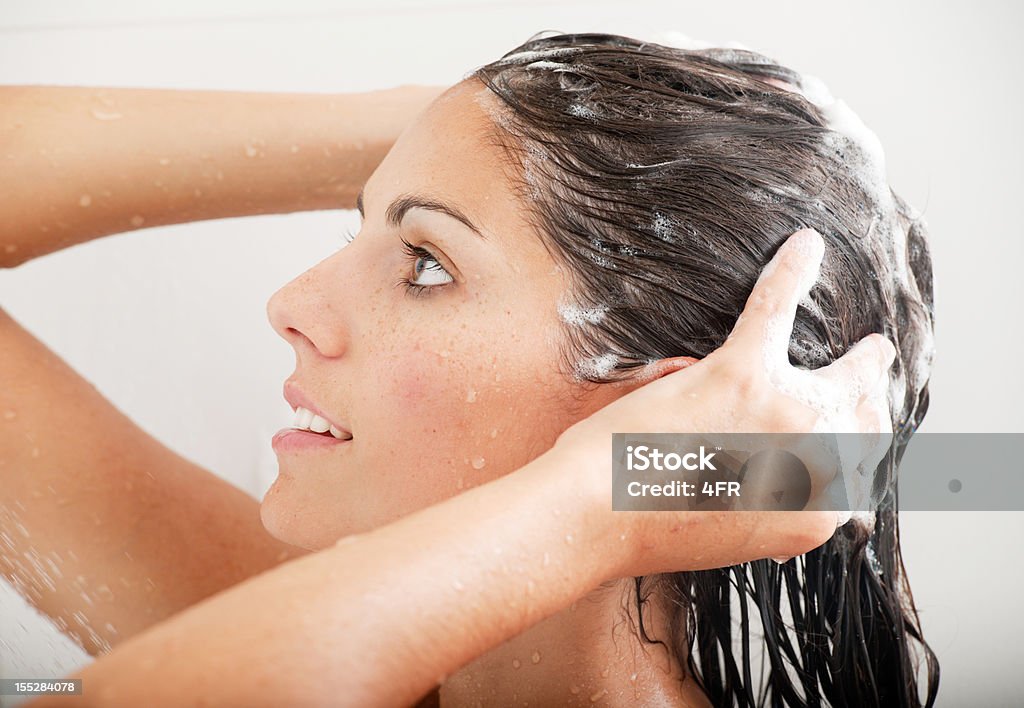 Mulher Lavando cabelo com Shampoo sob o chuveiro (XXXL - Foto de stock de Mulheres royalty-free