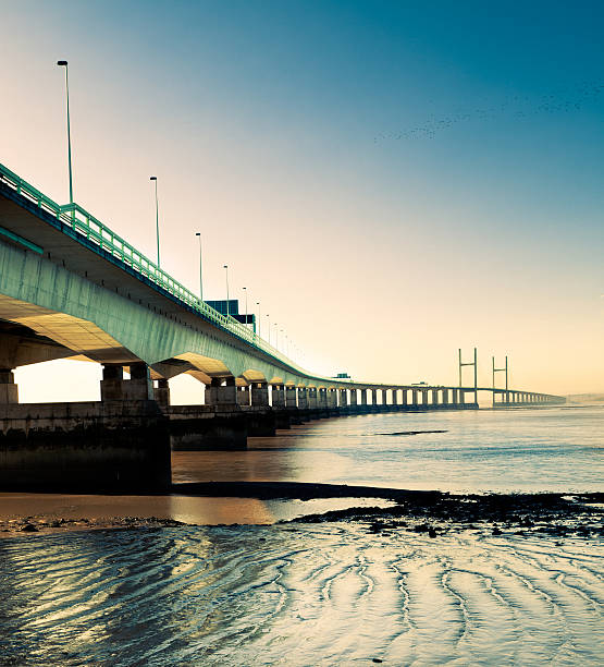 второй северн пересеките мост в ночное время - horizon over water england uk summer стоковые фото и изображения