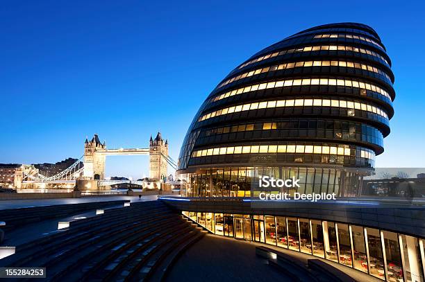 Tower Bridge W Londynie W Anglii W Zmierzch - zdjęcia stockowe i więcej obrazów Anglia - Anglia, Bezchmurne niebo, Budynek rządowy