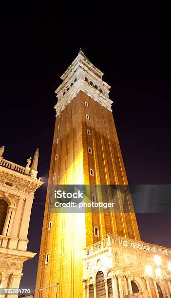 Campanile En La Plaza De San Marcos En Venecia Italia Foto de stock y más banco de imágenes de Aire libre